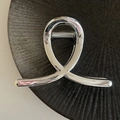 Dettaglio macro della pinza per capelli argento lucido con elegante design a linee incrociate - Stile Torsione Incrociata (3#) / Piccolo / Argento