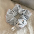 Blauw-wit geruite scrunchie met roze bies en geborduurd stoffen label met cartoonprint - Roze Gestreept