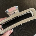 Dettaglio di un grande fermaglio per capelli rettangolare in metallo argentato con molla - Stile Rettangolare Svuotato (5#) / Grande / Argento