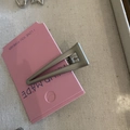 Detailansicht einer matt-silbernen dreieckigen Haarspange auf rosa Handarbeitskarte - Mattiertes Dreieck-Stil
