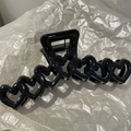 Grande molletta per capelli nera lucida con design a cuori vuoti intrecciati - Nero
