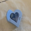 Elegante pinza per capelli a cuore viola con trama marmorea e testo dorato Barrette La France - Pinza a Cuore Traforato / Blu