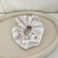Roze en groen gestreepte scrunchie met wit kant en een schattig strikje erop - Kleurrijke Gestreept Strik