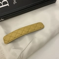 Gros plan sur la barrette en cuir jaune moutarde avec motif losange matelassé et couture - Jaune Gingembre