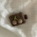 Süße handgefertigte Wollfilz-Bären-Haarspange mit Kirschdekor für Mädchen und Kinder - Kaffee Kirsche