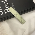 Détail d'une pince à cheveux en similicuir vert clair avec surpiqûres losanges - Vert clair