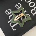 Dettaglio di un fermaglio per capelli a forma di stella verde oliva laccato - Stella a Cinque Punte (1# Verde) / Verde