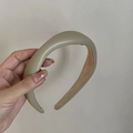 Detalle de la diadema acolchada de cuero sintético beige con forro interior de terciopelo - Diadema PU Ondulada (8# Crema) / Blanco Roto Onda