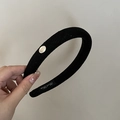 Dettaglio fascia per capelli nera imbottita con targhetta in metallo e etichetta artigianale - Nero
