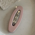 Dettaglio del fermaglio per capelli ovale rosa opaco su un piatto decorativo - Fermaglio per Capelli Ovale Rosa