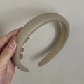 Primer plano de la diadema de cuero beige acolchada con esponja gruesa y forro marrón - Diadema PU (2# Gris) / Gris