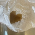 Dettaglio di un fermaglio per capelli a cuore in acrilico ambra con incisione France - Tè al latte (8#)