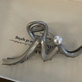 Grande molletta per capelli in metallo argento con design a onde e perla bianca elegante - Fermaglio Perla Onda Tripla M