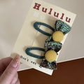 Dettaglio di fermagli per capelli in tweed con bottoni gialli e base in tessuto verde - 5# Fiocco verde sfera gialla