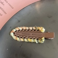 Detailweergave van de gebreide haarclip met contrasterende kleuren en veelkleurig weefpatroon - Khaki Haarspeld Kleurrijk Garen (4#)