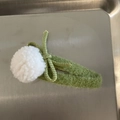 Detalle de la pinza de punto verde oscuro con pompón blanco y un delicado lazo de cordón - Pinza Verde con Pompon Blanco