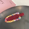 Detail van bordeauxrode haarspeld met veelkleurige gehaakte rand op minimalistisch dienblad - Wijnrood Haarspeld Kleurrijk Garen (1#)