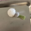 Fermaglio per capelli con pompon in ecopelliccia e clip in feltro verde per bambine - Sfera Grande Bianca con Clip Verde