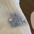 Fermaglio a farfalla in feltro blu con cuore di cristallo e perle graziose - Blu