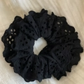 Elastico per capelli nero con ricamo floreale traforato e design in pizzo plissettato - Scrunchie Nero Traforato