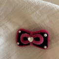 Fermaglio per capelli a fiocco rosa e nero con cuore di cristallo e perle - Clip Fiocco Nero Bordo Rosa Fragola