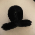 Detailweergave van de zachte zwarte pluche textuur op een grote haarklem - Zwart Pluche Kruisklem / Zwart
