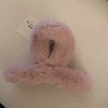 Detailopname van de zachte roze konijnenvacht haarklem op een neutrale stoffen ondergrond - Roze Pluche Kruisklem / Roze