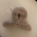 Pluizige konijnenbont haarklem in beige voor dames elegante haarstyling accessoire - Koffie Pluche Kruisklem / koffiekleur