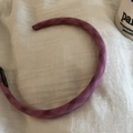 Smalle roze en paarse geruite stoffen haarband met handgemaakt label op witte stof - Roze Paars Geruit