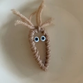 Handgefertigte gestrickte braune Sprossen-Haarklammer mit niedlichen Cartoon-Augen - Milchtee Karotten Gestrickte Haarspange (2#)