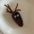 Detail der handgefertigten braunen Strick-Haarspange mit Augen und Geweih-Design - Khaki Karotten Gestrickte Haarspange (4#)