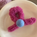 Détail de la pince à cheveux en peluche rose avec pompon bleu dans un bol en céramique - Rose Rouge Croisé Pompon Bleu