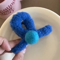 Détail de la pince à cheveux en fausse fourrure bleu roi avec pompon bleu sarcelle - Bleu Foncé Croisé Pompon Bleu Lac