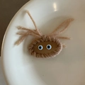 Macro della molletta per capelli fatta a mano in maglia marrone con occhi blu realistici - Fermaglio per capelli ovale caffè