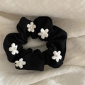 Detalle de coletero negro plisado con bordado de flores blancas y perlas finas - Negro