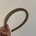 Dettaglio cerchietto in maglia marrone scuro con trama intrecciata a nido d'ape - Cachi