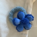 Vista dettagliata dell'elastico per capelli con fiore di peluche e morbido vello - Fiore Blu Scuro (3#) / Blu Lago