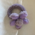 Dettaglio di un elastico per capelli a fiore in peluche viola con morbida pelliccia - Fiore Viola (1#) / Viola