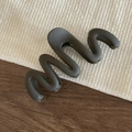 Grande molletta per capelli grigio scuro opaca con design a onda e finitura in resina - Stile Onde Caffè Scuro Opaco