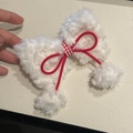Zoete witte pluche strik haarspeeltje met geruit lint en zachte witte bontballen - Witte Pluche Strik
