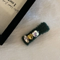 Detail van donkergroene gebreide haarclip met geometrische strasstenen en kristallen - Groen