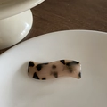 Dettaglio della piccola molletta a onde in acetato con motivo classico a guscio di tartaruga - Leopardo Chiaro Onda (5#)