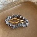 Détail de la pince à cheveux en tricot duveteux avec base en métal doré ondulé - Pince À Cheveux En Fil Gris Rose Et Blanc N° 9