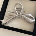 Elegante fermaglio per capelli a fiocco in metallo argento opaco su portagioielli - Argento Opaco Lucido