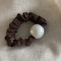 Elastico per capelli in seta marrone con grande perla bianca su fondo di lino beige - Scrunchie Cachi (Decorazione con Perla Artificiale Bianca)