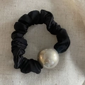 Elegante elastico in raso nero con grande perla metallica argentata su fondo crema - Scrunchie Nero (Decorazione con Perla Artificiale Champagne)