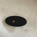 Detailansicht der ovalen schwarzen Haarspange mit rosa Strass und Love-Gravur - Schwarz