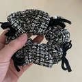 Dettaglio dello scrunchie in tweed con fiocchi di velluto e perla stile francese - Linee Incrociate Bianco e Nero