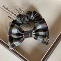 Detail eines Vintage-Haargummis mit Karomuster, Schleife und goldenem Stern-Anhänger - Schwarzes Kariertes Schleifen-Modell (6# Schwarz Gestreifte Schleife Scrunchie)