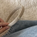 Dettaglio macro del cerchietto in maglia beige con placchetta in metallo argento fatto a mano - Tè al Latte (5# Cerchietto Tè al Latte Etichetta Oro)